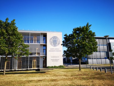Die Technische Fakultät im Sommer