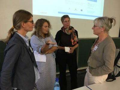 Katrin Ziem, Sophia Metzler und Julia Juhnke im Gespräch mit einer Zuhörerin nach dem Vortrag