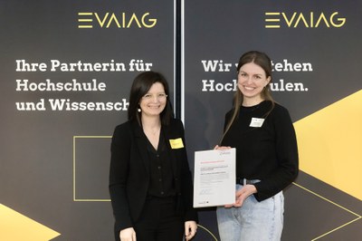 EVALAG Vorständin Dr. Aletta Hinsken überreicht Zertifikatsurkunde EVALAG Vorständin Dr. Aletta Hinsken überreicht Zertifikatsurkunde